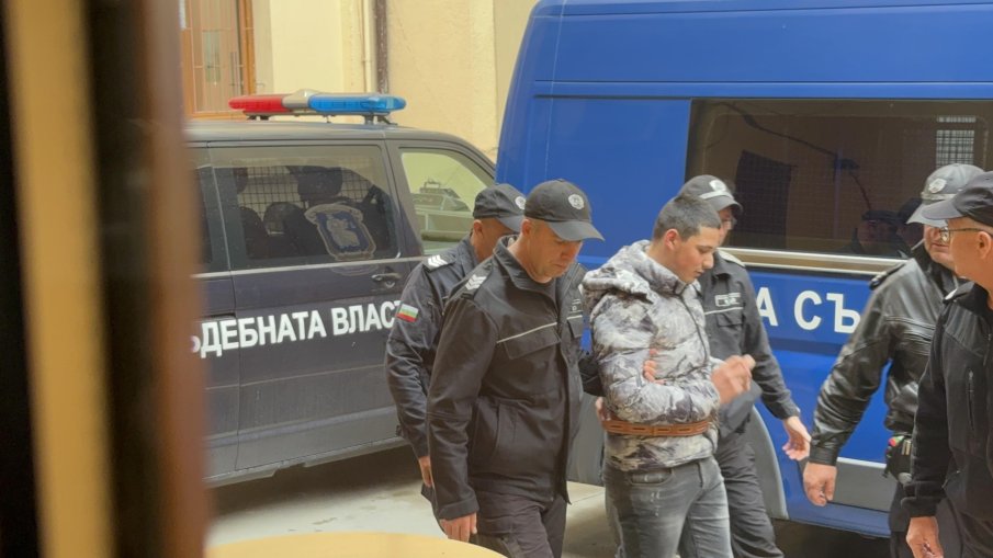 Доведоха в съда 18-годишния Иван, обвинен в жестокото убийство на Маги от Хасково (СНИМКИ)