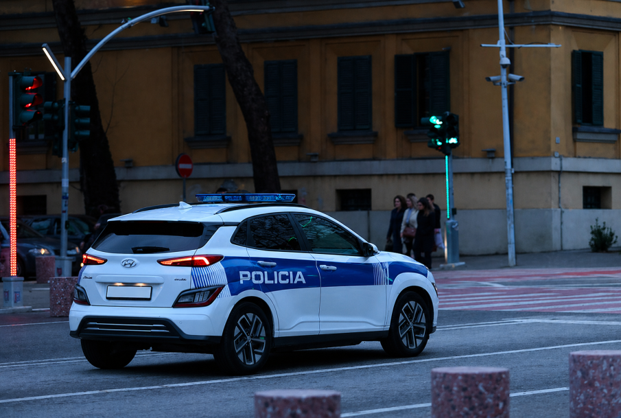 Мащабна операция в Тирана разкри мрежа от кол центрове за онлайн измами