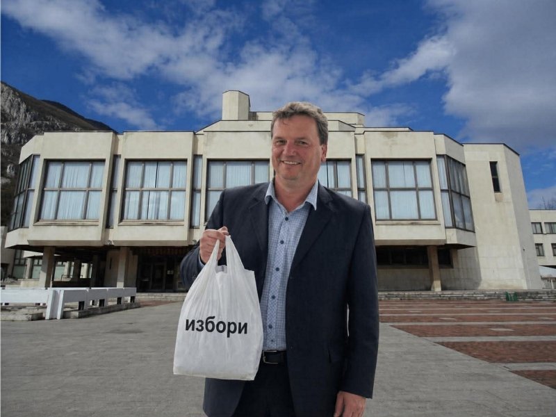 ГЪРМИ СКАНДАЛ: Областният на Враца от ПП завлече театъра с пари заради изборите