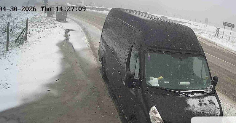 Сняг и мъгла затиснаха прохода Петрохан (СНИМКИ)