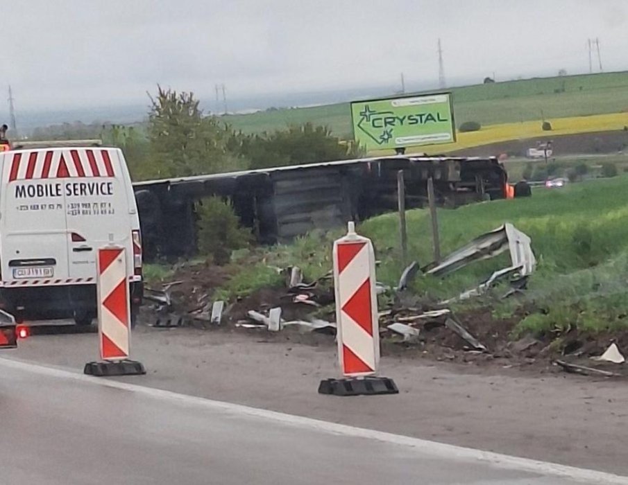 ТИР се обърна на „Хемус“, движението е затруднено (СНИМКИ)