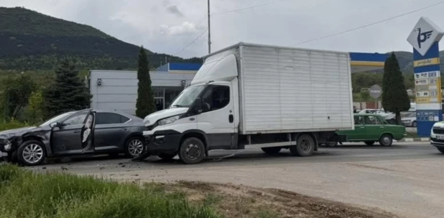 Катастрофа блокира движението при входа на Асеновград
