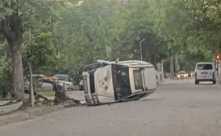 Кола се разби в дърво и се катурна в пловдивския квартал “Кючук Париж”