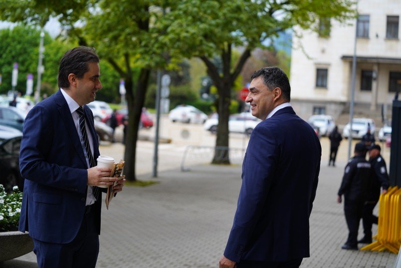 САМО В ПИК: Волейболната легенда Владо Николов в дружески лаф с Божанов на старта на новия парламент (СНИМКИ)