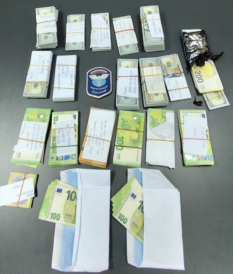 Митничарите във Видин задържаха недекларирани 200 000 евро в тир