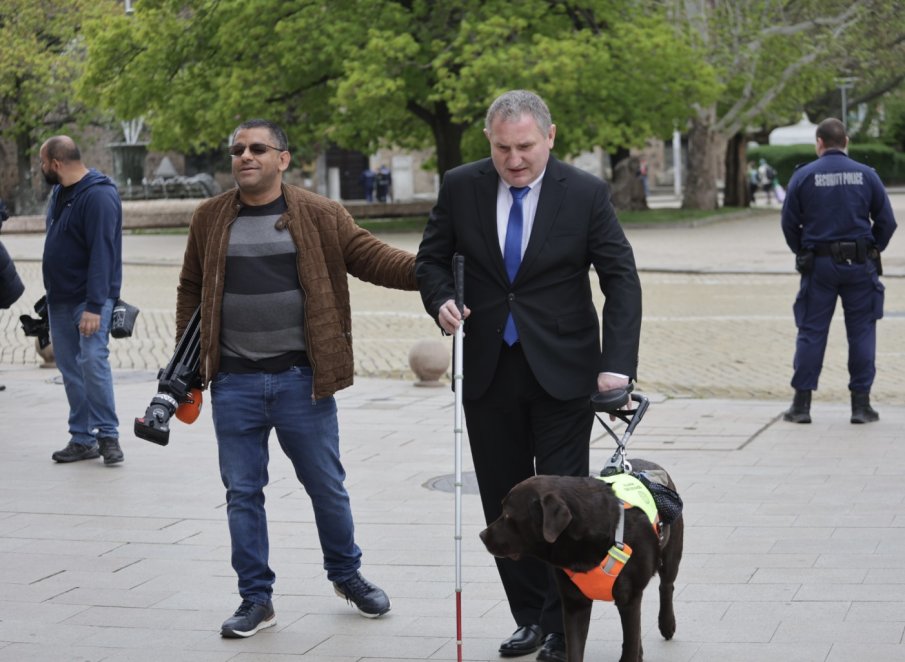 ЗА ПЪРВИ ПЪТ! Незрящ депутат с куче-водач е част от новия парламент (СНИМКИ)