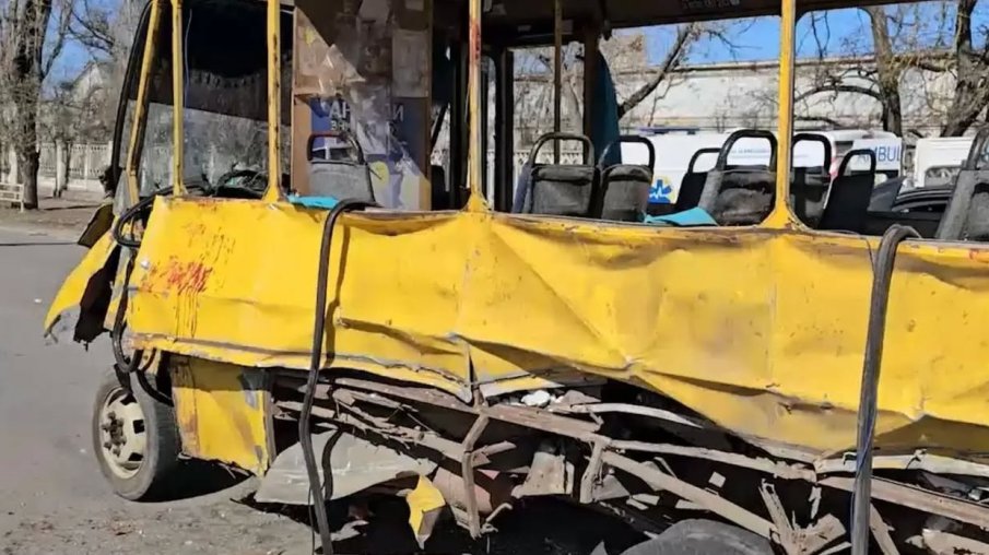 Двама загинали и седем ранени при руска атака срещу автобус в Херсон
