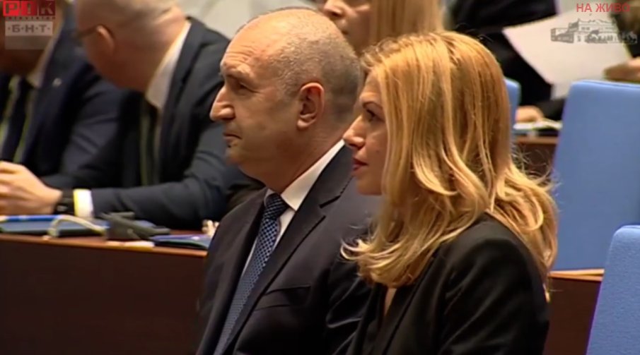 ПИК TV! Радев влезе сам в пленарна зала, депутатите му го аплодираха, а Борисов... (ВИДЕО/СНИМКИ)