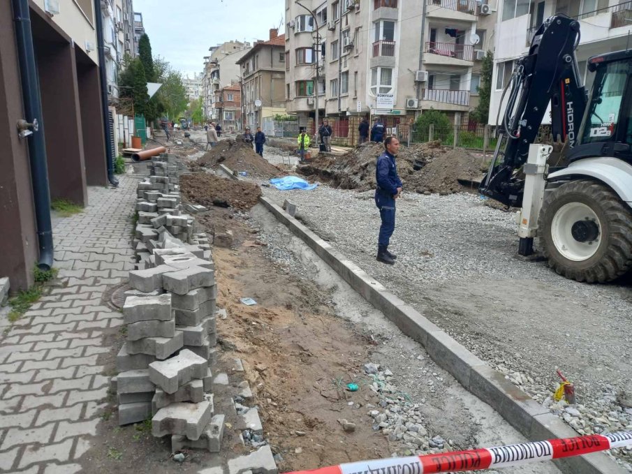 УЖАСНО НЕЛЕПО: Работник загина, затрупан с пръст от багер в Бургас