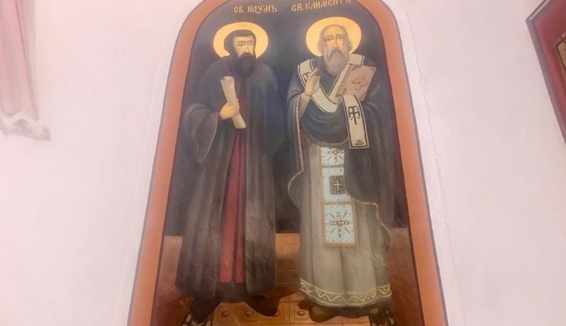 ЧУДО В ХРАМА! По време на служба в Априлци от стенопис на Св. Климент и Св. Наум започна да тече благоуханна течност