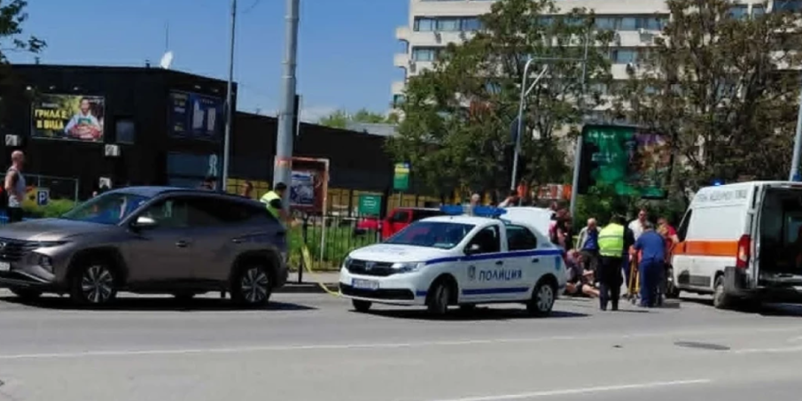 Блъснаха момче с тротинетка в пловдивския Кючук Париж, има линейка и полиция 