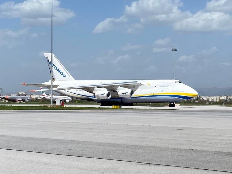 Гигантският транспортен самолет Антонов Ан-124 Руслан озадачи косовските граждани