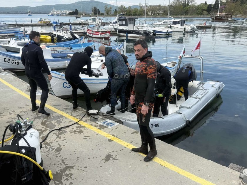 Водолази чистят морето край Созопол