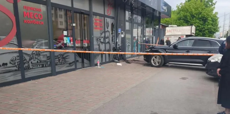 Джип помете двама души пред банкомат в София