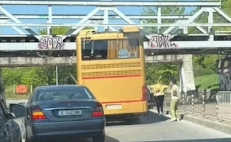 Автобус с ученици се заклещи под Железния мост в Пловдив