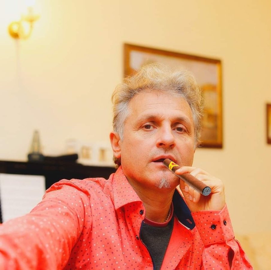 САМО В ПИК И РЕТРО: Къци Вапцаров си купува кафе за 1600 лв. (ПАПАРАШКИ СНИМКИ)