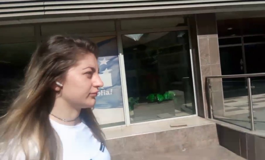 СУПЕР ШОУ! Сгащиха бившата вицепремиерка Недина в центъра на София - преследват я с въпрос за.... (ВИДЕО)