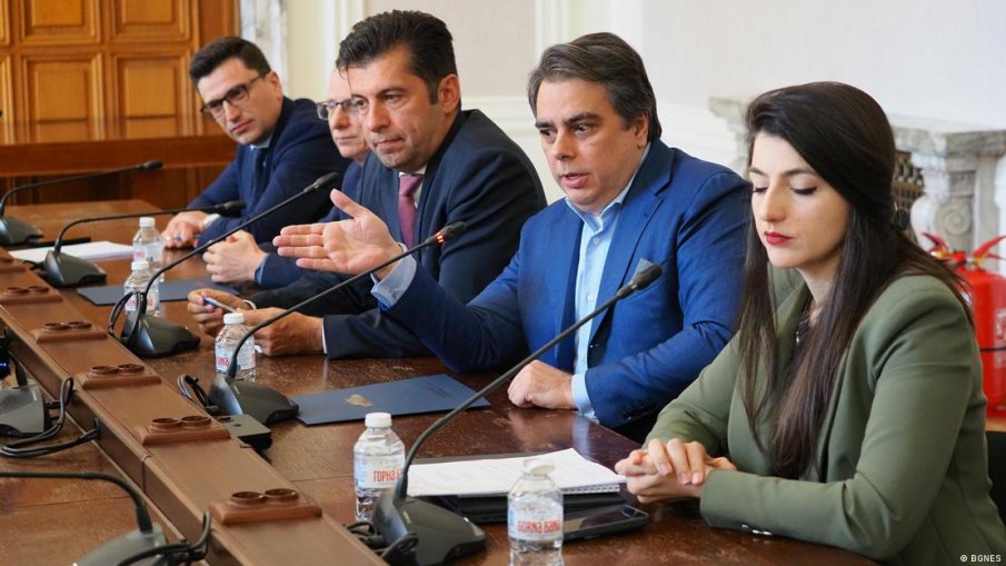 Киро, Лена и Божанков са на стартовата линия за „новото завръщане“. Но сметката им е без кръчмаря...