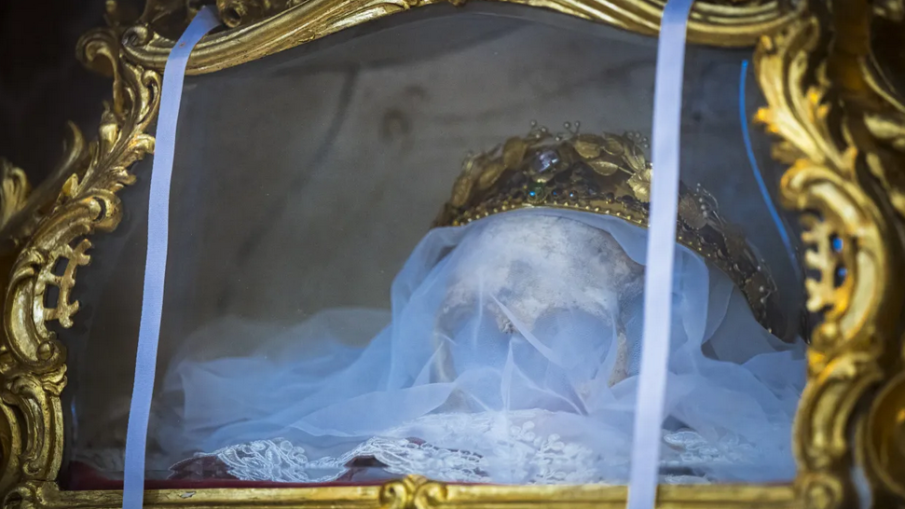 Откраднаха черепа на чешка светица от църква