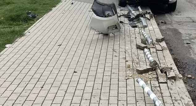 Пиян джигит се блъсна 15 оградни колчета на тротоара и две липови дървета