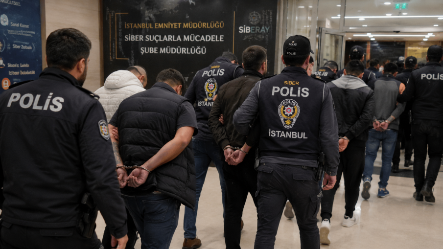 Над 100 души са задържани при операции на турската полиция срещу незаконни залагания