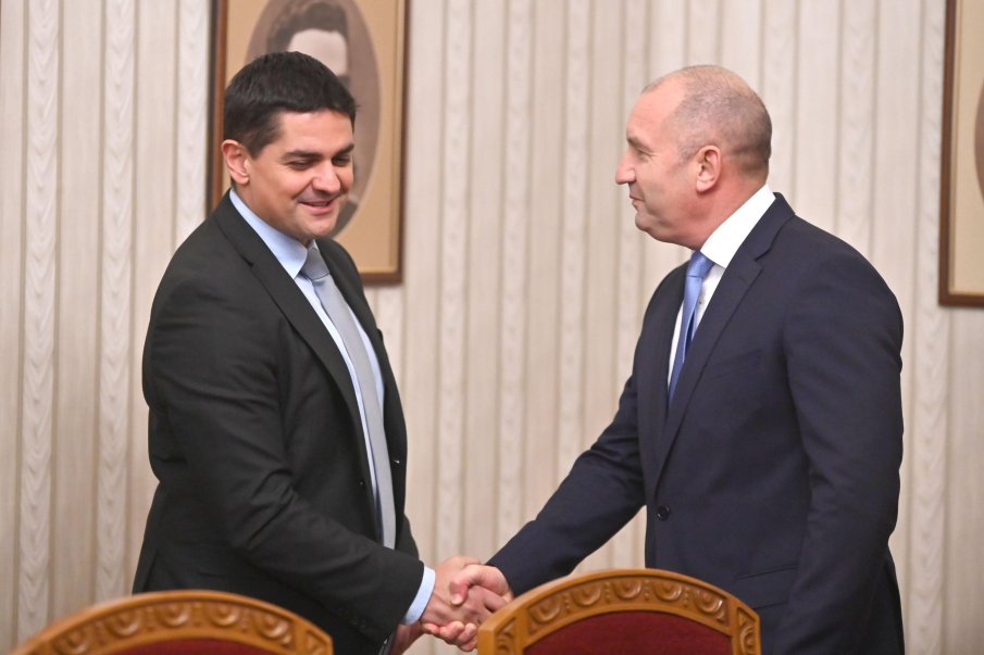 СЛУХ: Няма да повярвате коя е първата кандидат-президентска двойка - фен на тайните телефонни записи драпа за Дондуков 2