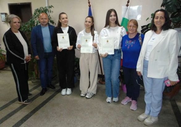 Три ученички от Сандански с грамоти от полицията - върнели загубено златно колие