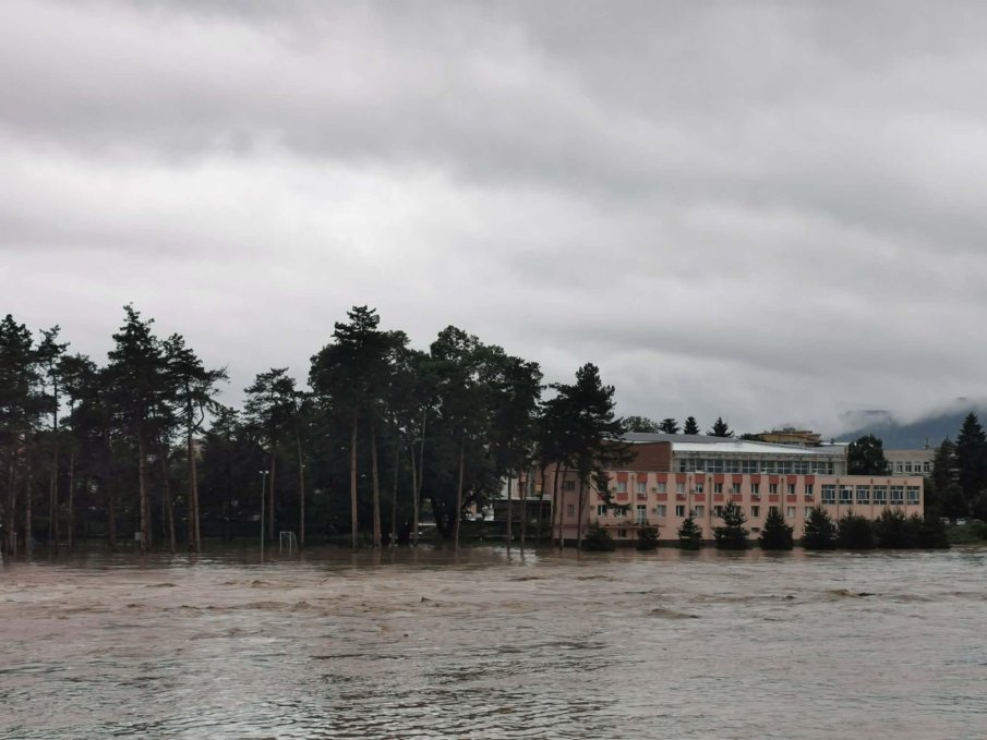 СЕВЛИЕВО Е ПОТОПЕНО: Хора се евакуират с лодкки, спряха водата в града (СНИМКИ)
