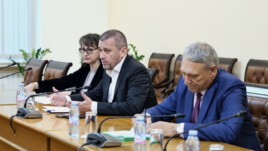Министър Пеев обсъди с таксиметровите организации и автошколите общи решения за сектора (СНИМКИ)