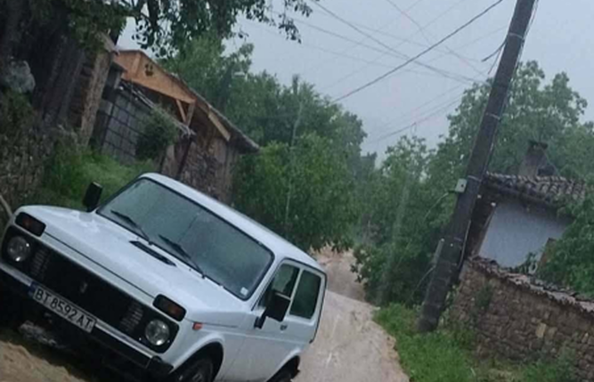 Порои отнесоха пътища и къщи във Великотърновско, евакуират жители на село Присово