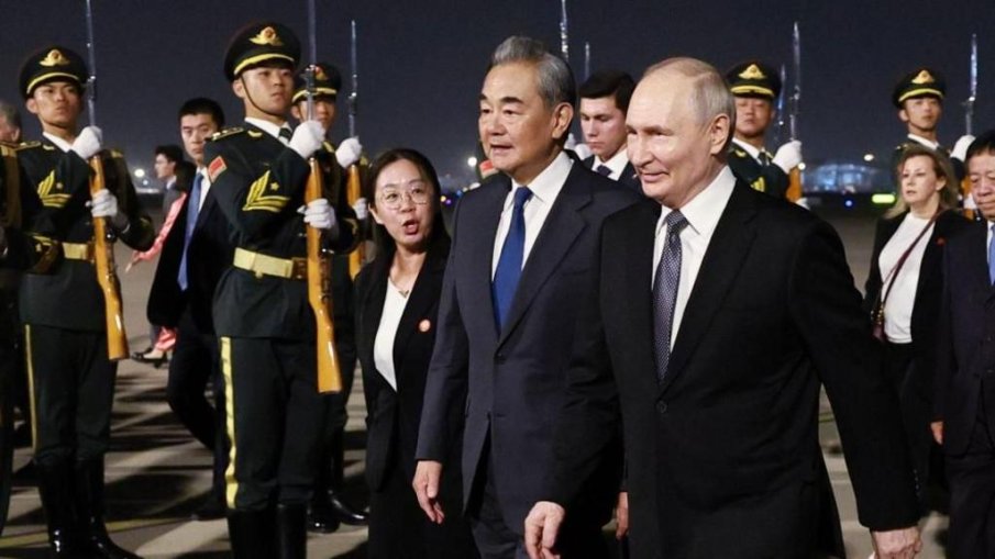 Си Дзинпин посрещна пищно Путин в Пекин