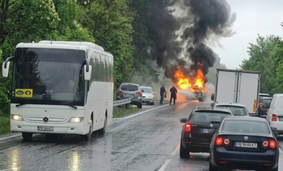Кола пламна на пътя София-Варна край Шереметя
