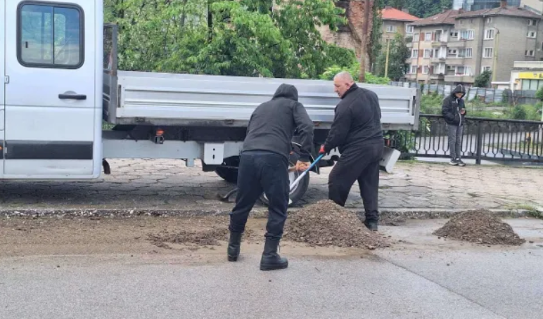 Лишени от свобода се включват в почистването на Габрово след наводненията