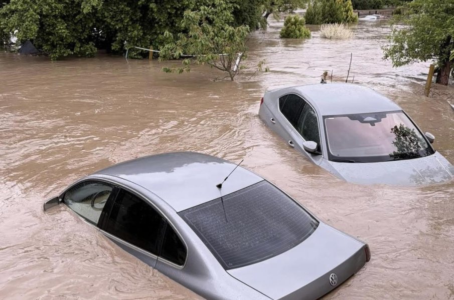 Евакуация в Севлиево, водата по улиците достигна 1,20 метра (СНИМКИ)