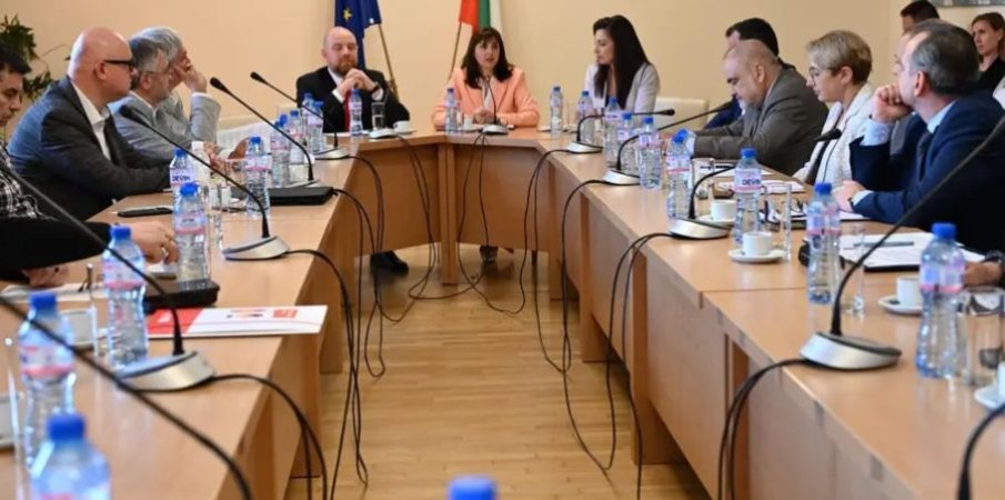 Министър Ефремова обсъди развитието на пазара на труда със социалните партньори