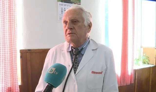 90-годишен доктор все още лекува пациенти в Петричко