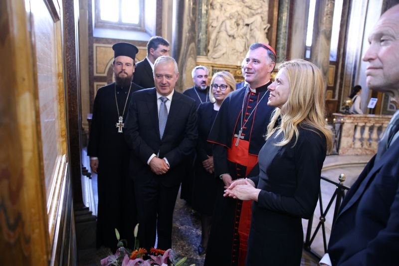 Михаела Доцова поднесе цветя пред българската плоча в базиликата „Санта Мария Маджоре“ в Рим (СНИМКИ)