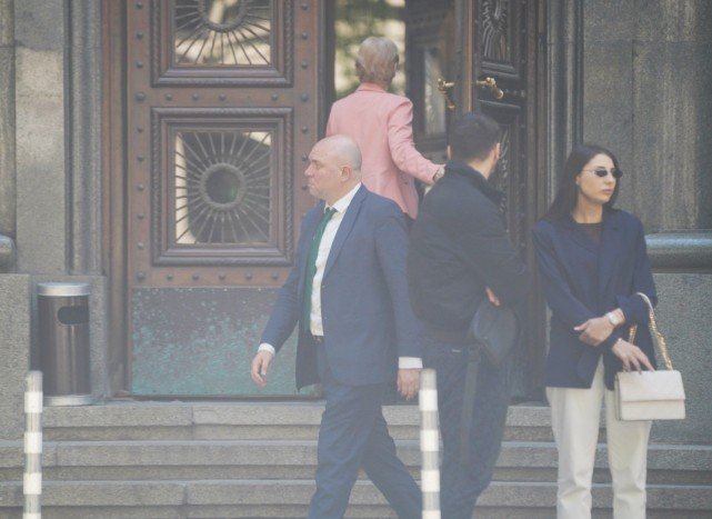 САМО В ПИК! Депутатът Владислав Панев продължава да си ръководи фирмите? (СНИМКИ)