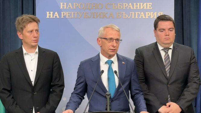 Продължаваме промяната реве на умряло за промените в правилника на парламента - Денков се моли на Прогресивна България за преговори
