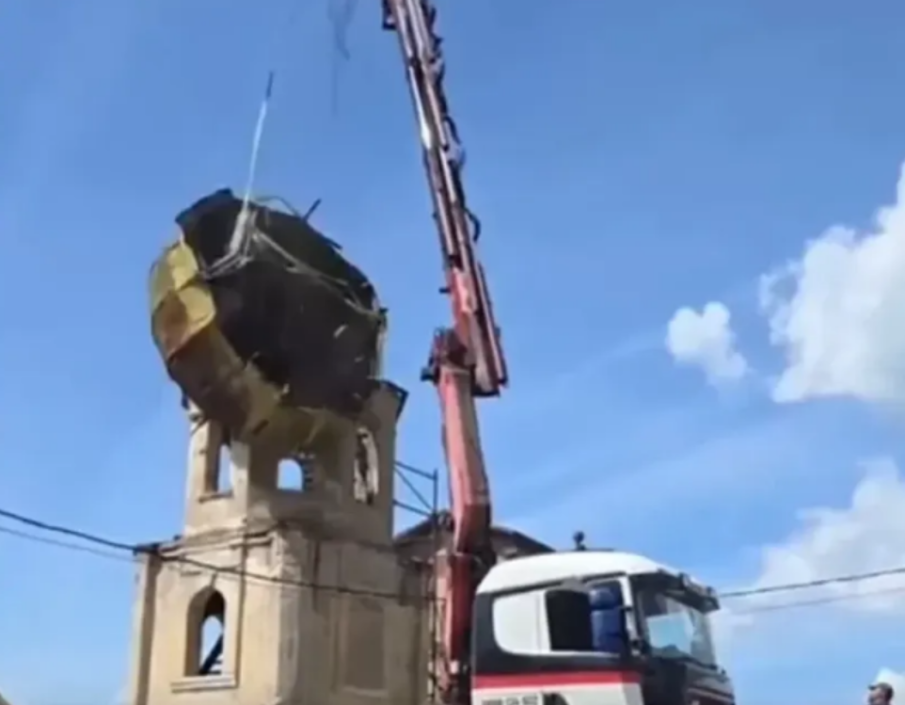 Кран изпусна купола на църква при ремонт в софийско село (ВИДЕО)