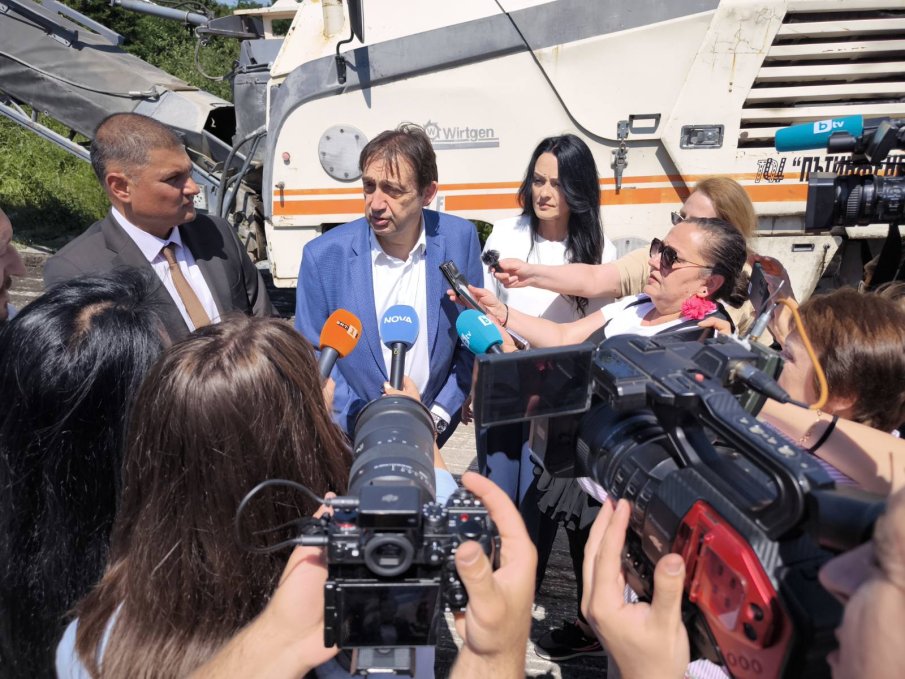 ШИРОКО ЗАТВОРЕНИ ОЧИ: Министър Шишков поиска оставката на директора на кадастъра във Варна заради грандиозния скандал
