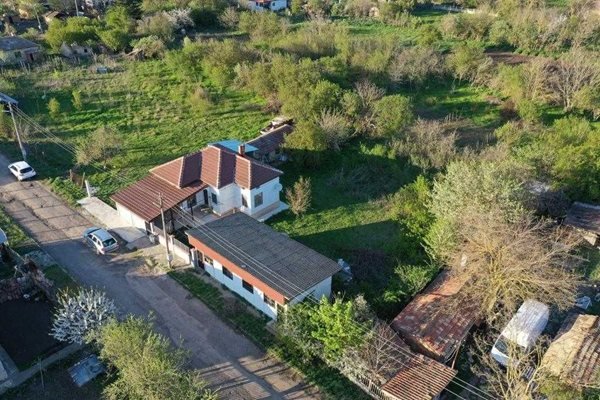 Германци и швейцарци луднаха по селски къщи у нас