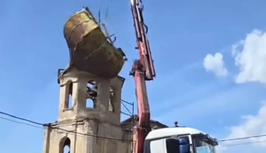 Автокран изпусна купола на църква в село Голема Раковица (ВИДЕО)