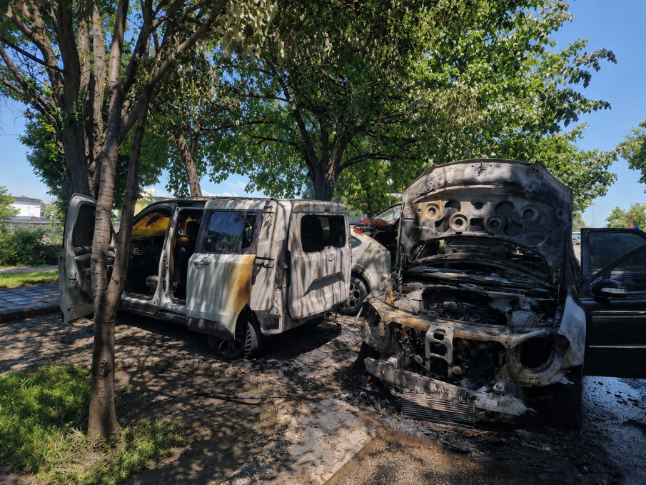 Две пожарни гасиха горящи автомобили на бул. „Марица-юг“ в Пловдив, трафикът в района е затруднен