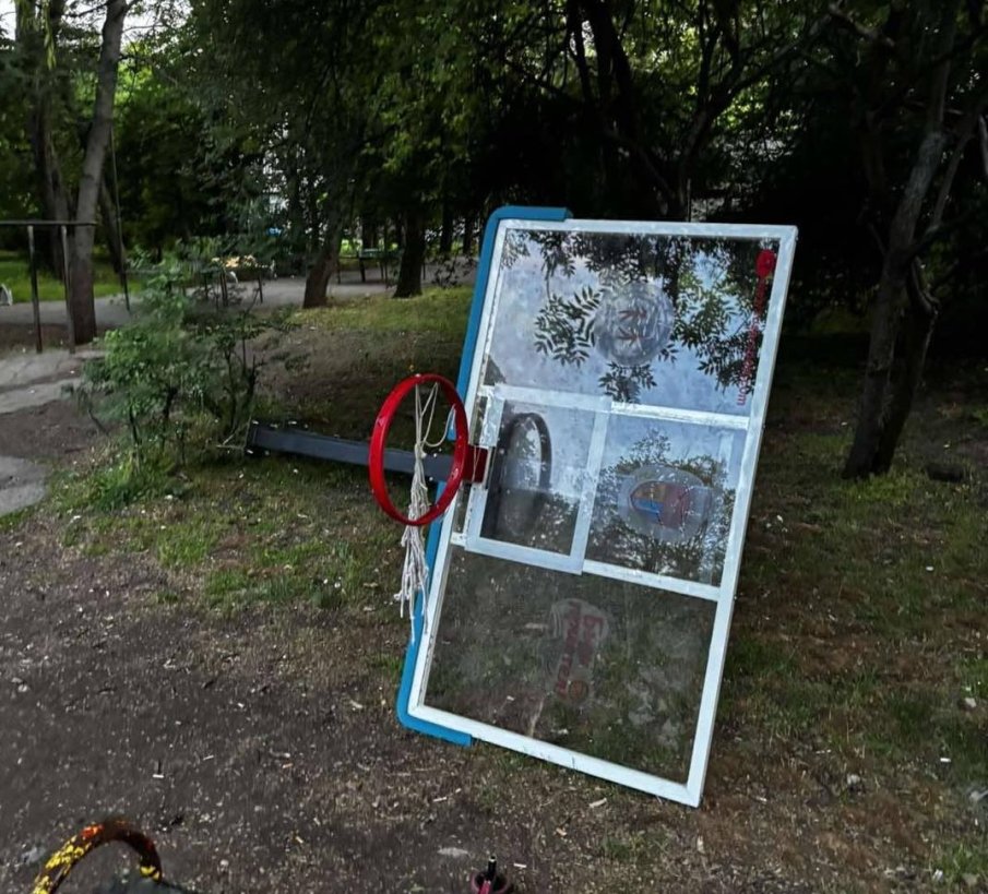Метален баскетболен кош падна на игрище пълно с деца - кметицата на Красно село влезе в обяснителен режим