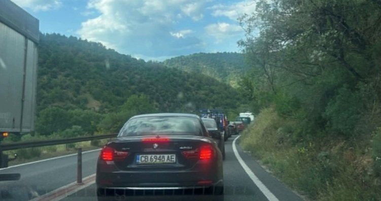 Заради мелето край Симитли: Над 20 км задръстване край Кресна