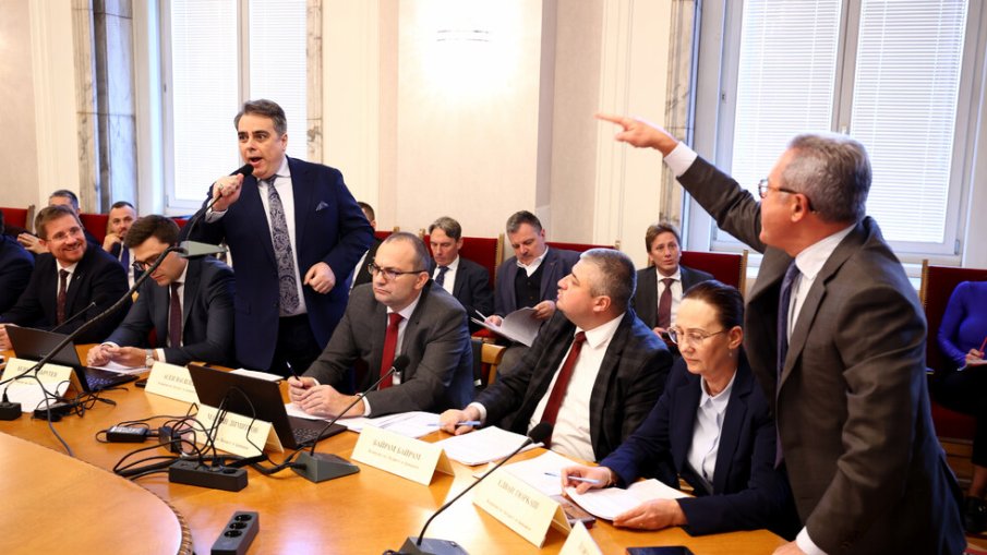 КОЙ РАЗПОРЕДИ ТОВА БЕЗОБРАЗИЕ? Асен Василев пак се дра на бюджетна комисия