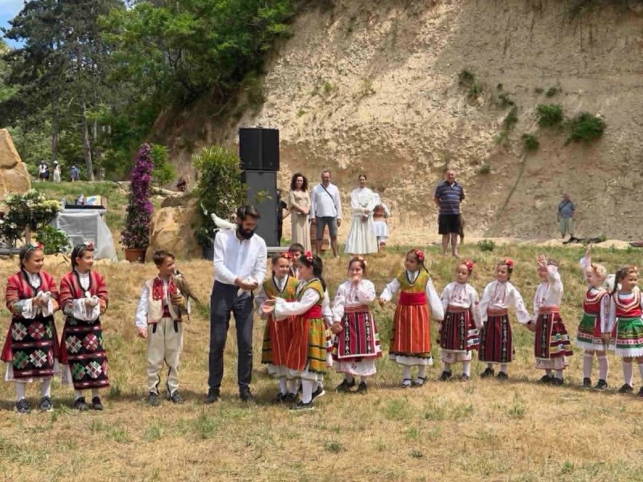 ЗА СЛАВА БОЖИЯ! Фондация “Нашият дом е България” и арх. Пламен П. Мирянов подариха на Мелник благодатен празник в прослава на Светия Дух (ВИДЕО/СНИМКИ)