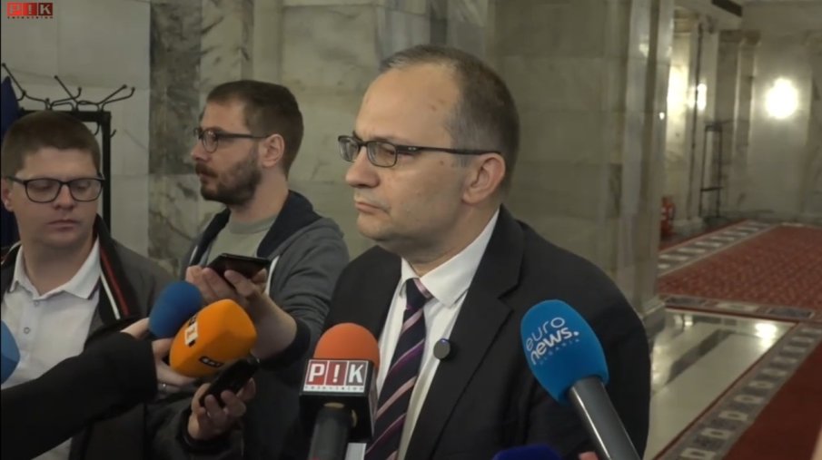 ПАНАИРЪТ Е ПЪЛЕН! ДБ реве за партийната субсидия, плаши Радев с протести