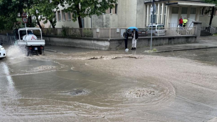 Потоп в Казанлък: Улиците на града се превърнаха в реки